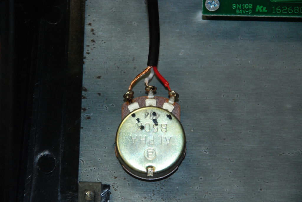Connecting shielded cable to OUTPUT LEVEL potentiometer.